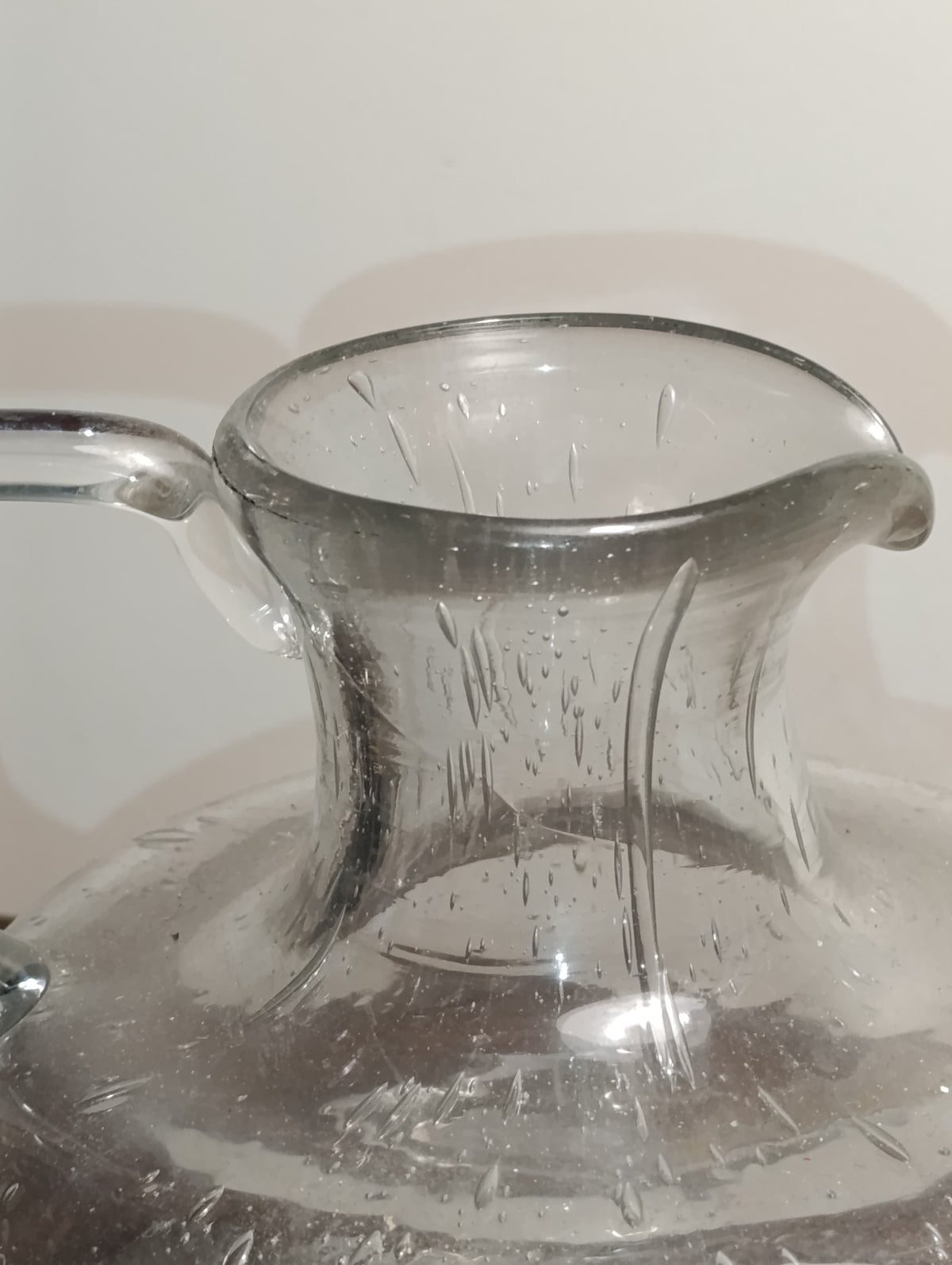 Pichet en verre bullé transparent de style Biot – forme arrondie