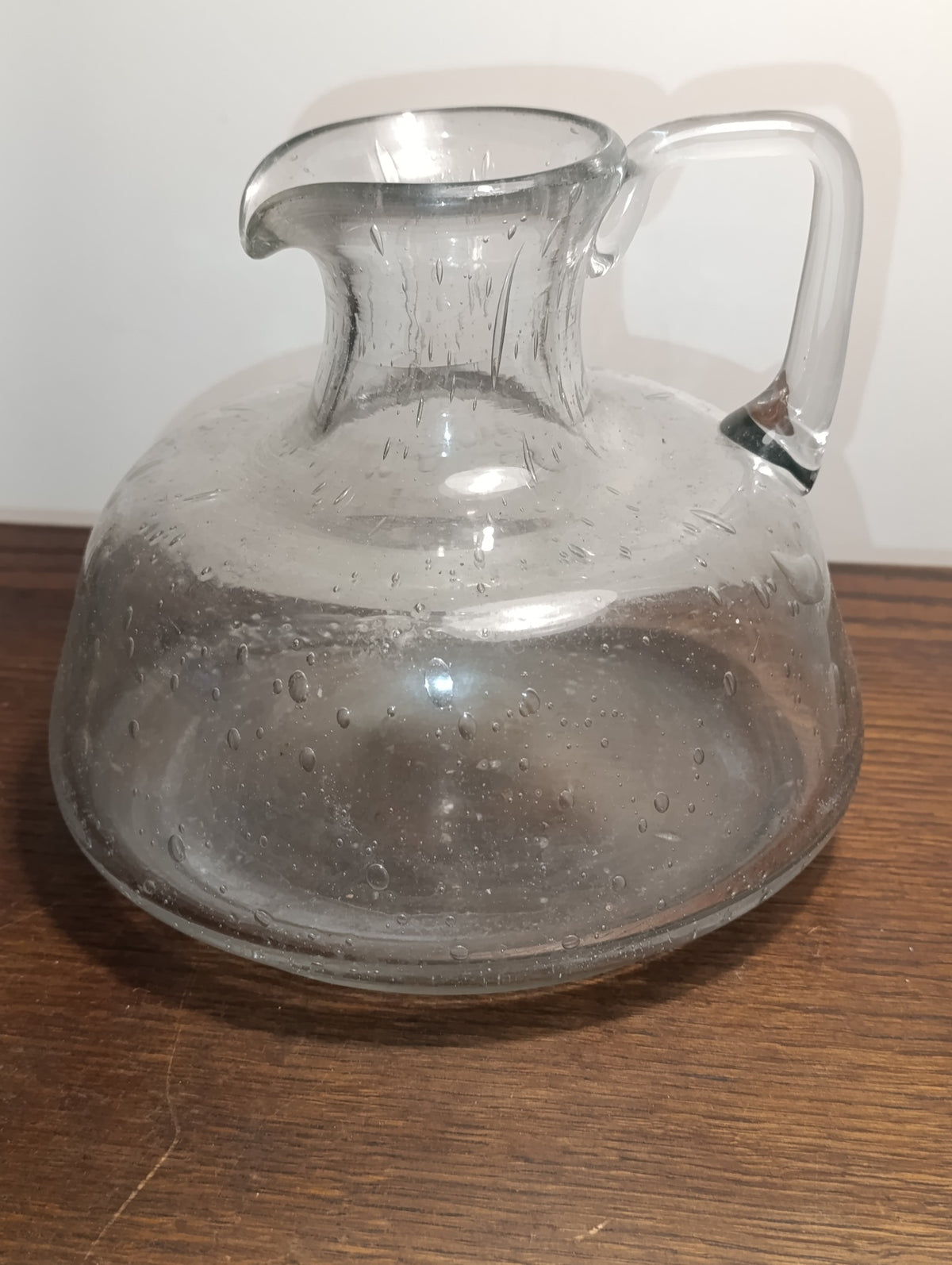 Pichet en verre bullé transparent de style Biot – forme arrondie
