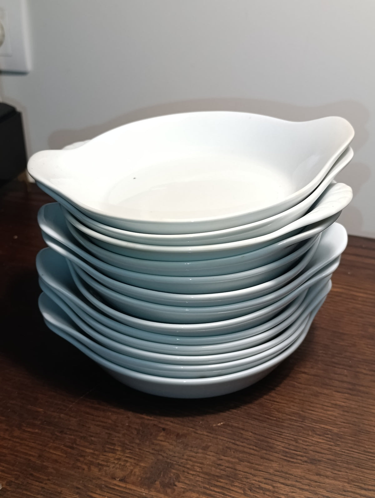 Lot de 14 plats individuels blancs à oreilles – service et desserts