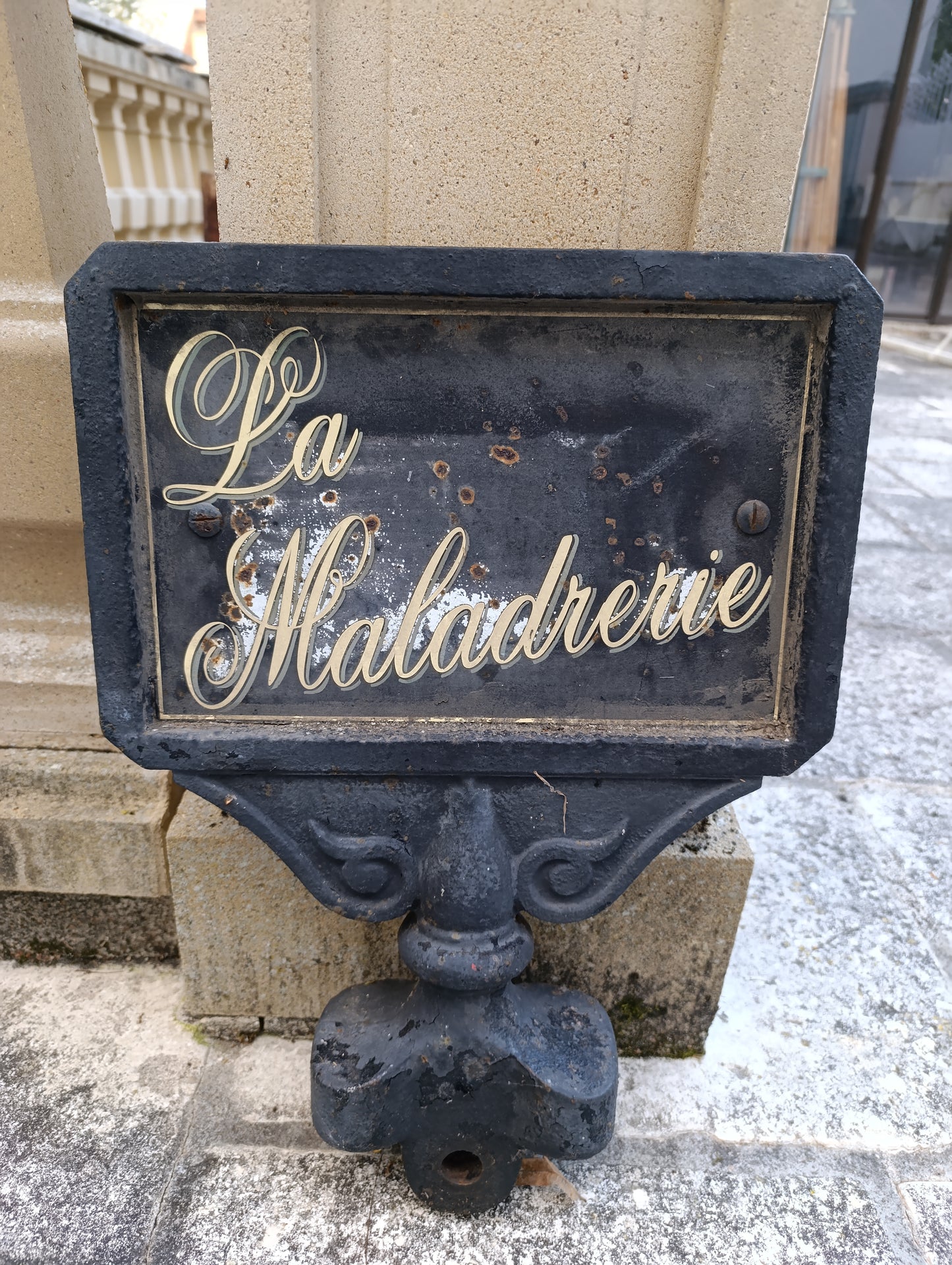 Plaque de maison ancienne « La Maladrerie » en fonte – décor classique – 46 x 34 cm