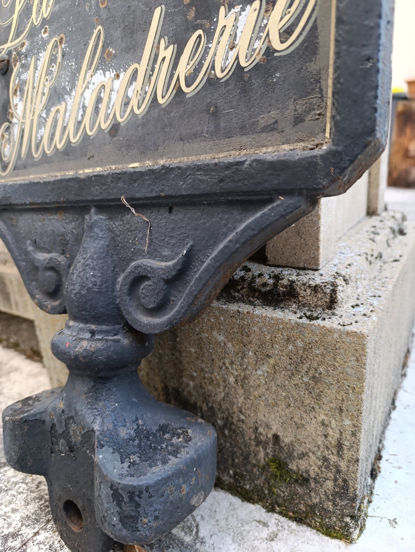 Plaque de maison ancienne « La Maladrerie » en fonte – décor classique – 46 x 34 cm