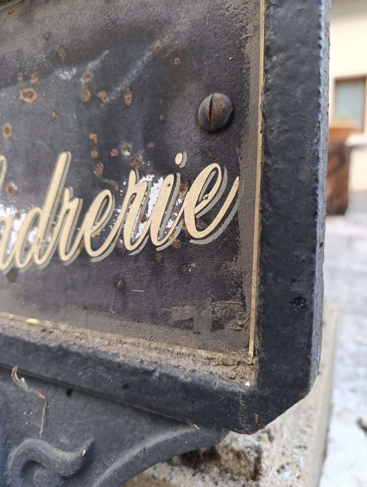 Plaque de maison ancienne « La Maladrerie » en fonte – décor classique – 46 x 34 cm