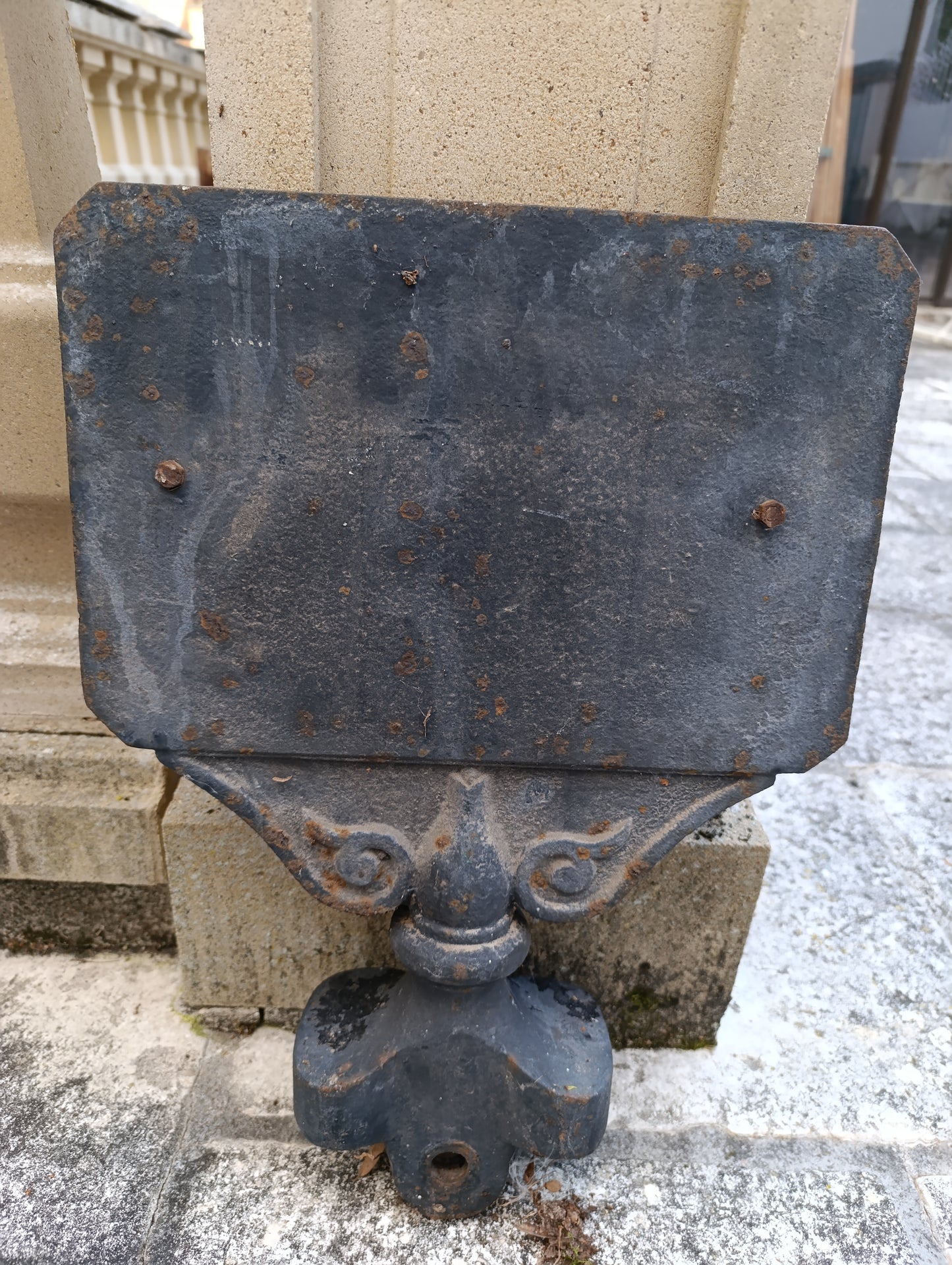 Plaque de maison ancienne « La Maladrerie » en fonte – décor classique – 46 x 34 cm