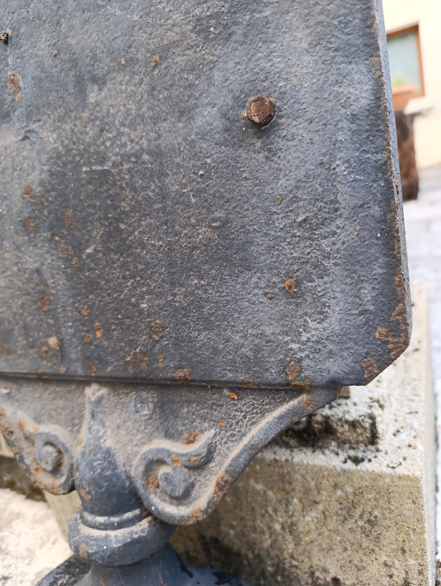 Plaque de maison ancienne « La Maladrerie » en fonte – décor classique – 46 x 34 cm