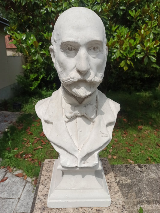Grand buste en plâtre blanc – Fin XIXe ou début XXe – 62 cm – Homme moustachu en costume
