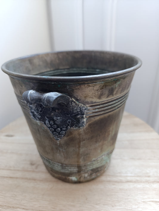 Ancien seau à champagne en laiton à grappes de raisin – Art de la table vintage