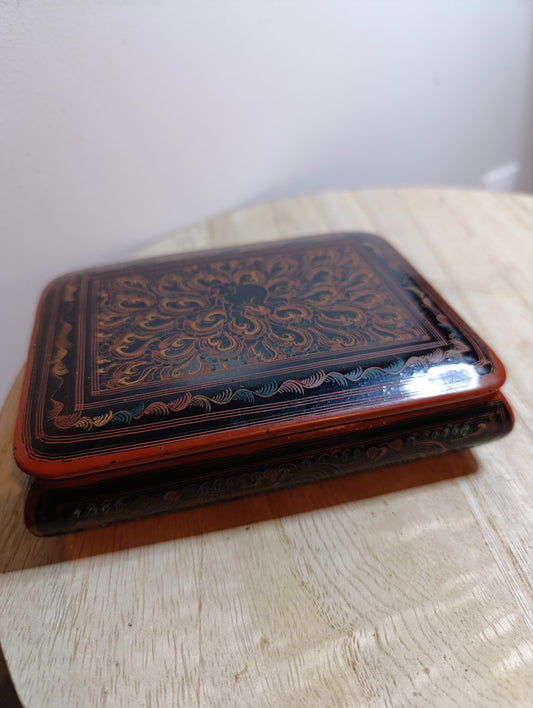 Boîte laquée artisanale russe – décor traditionnel peint à la main