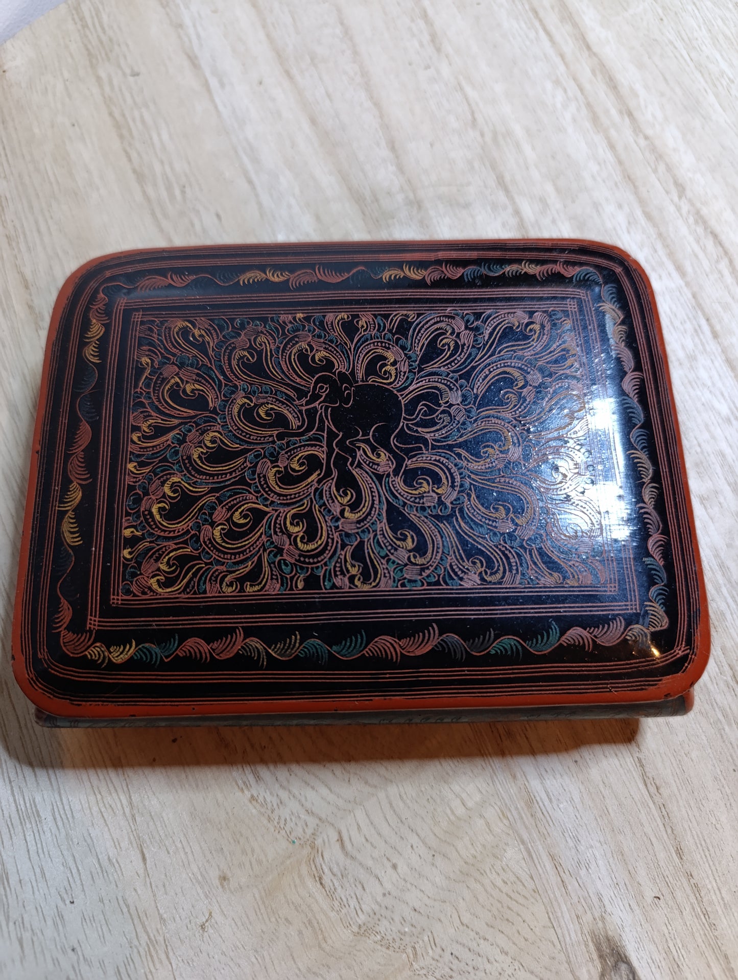 Boîte laquée artisanale russe – décor traditionnel peint à la main