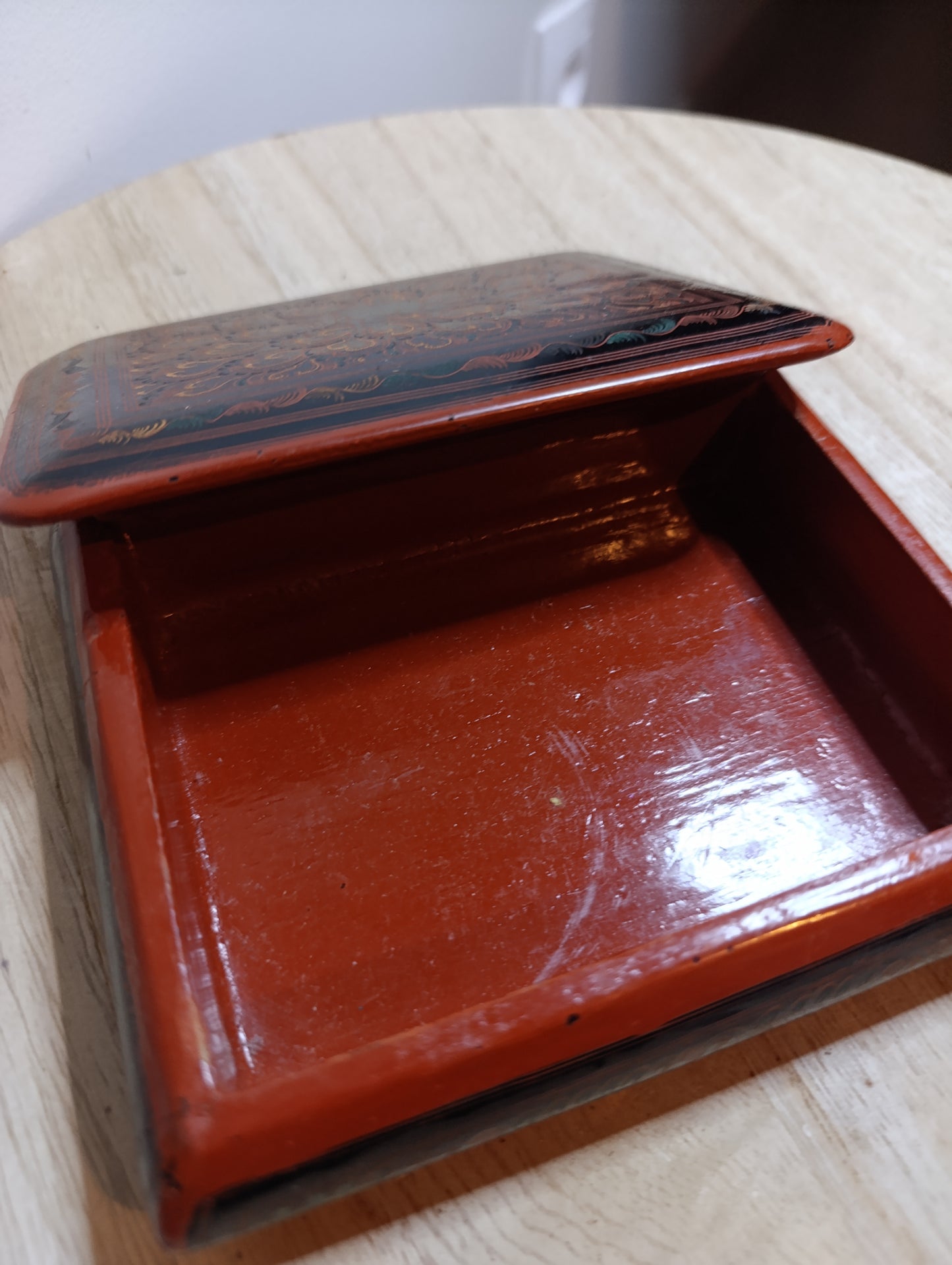 Boîte laquée artisanale russe – décor traditionnel peint à la main