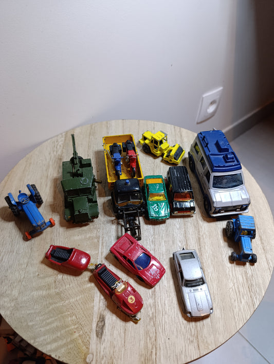 Lot de 14 véhicules miniatures divers anciens
