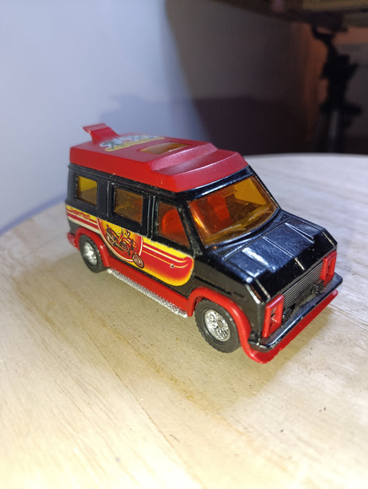 Majorette 3022 Van Holiday – noir et rouge – échelle 1/36
