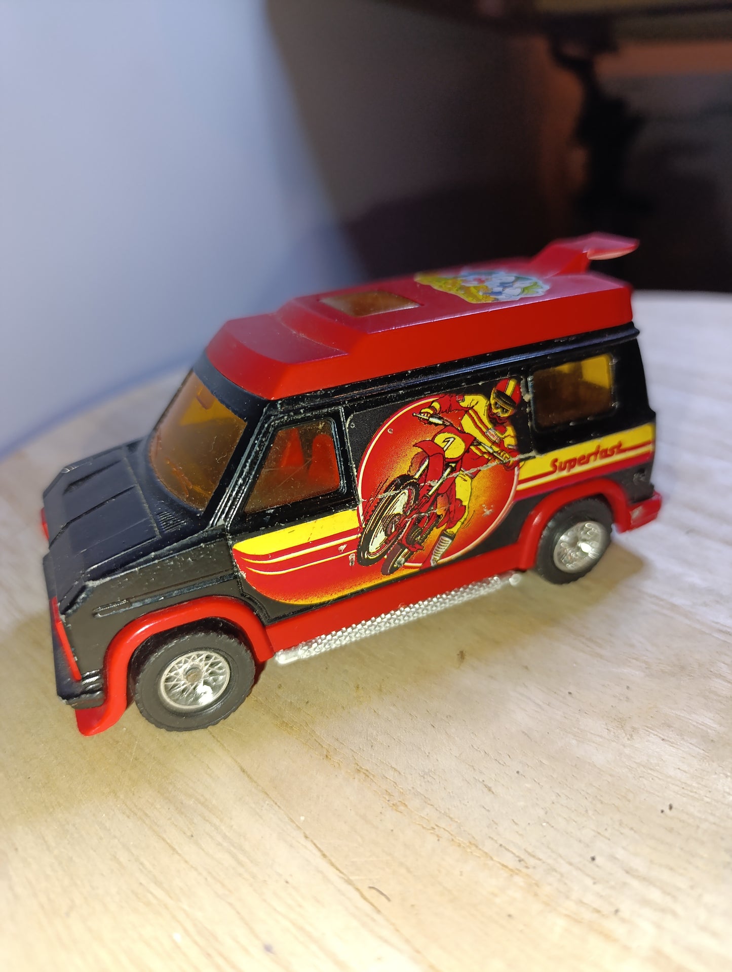 Majorette 3022 Van Holiday – noir et rouge – échelle 1/36