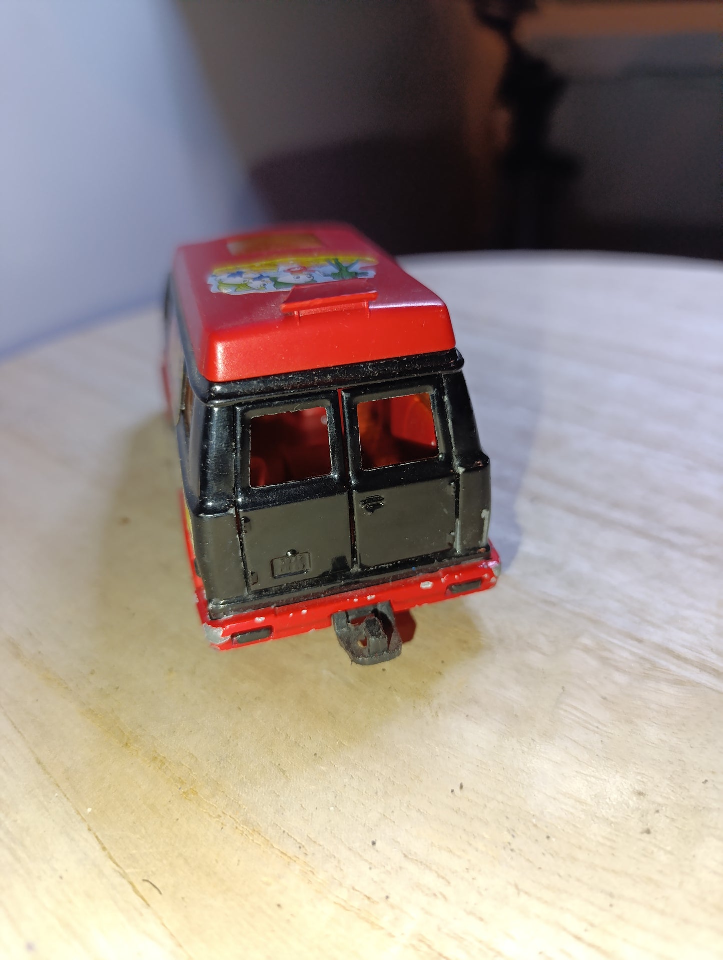 Majorette 3022 Van Holiday – noir et rouge – échelle 1/36