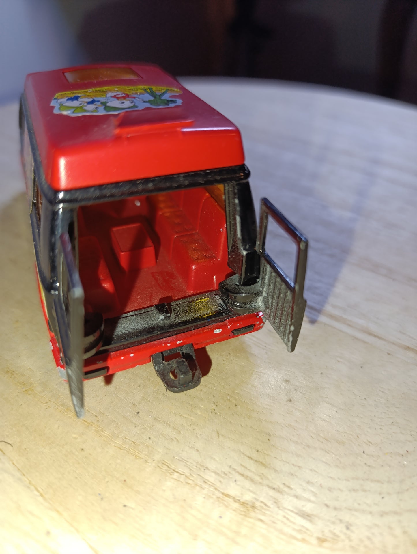 Majorette 3022 Van Holiday – noir et rouge – échelle 1/36