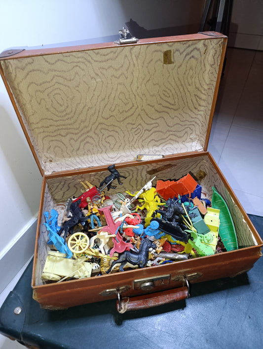 Valisette années 50/60 avec jouets en plastique années 30/40