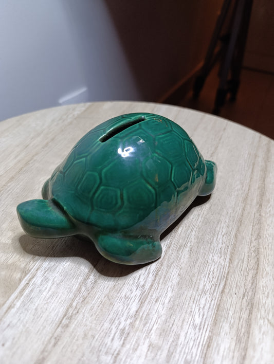 Tirelire tortue en faïence barbotine – à casser – années 50