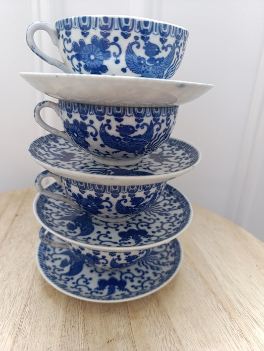 Service de 4 tasses et soucoupes en porcelaine blanche à motifs bleus chinoisants