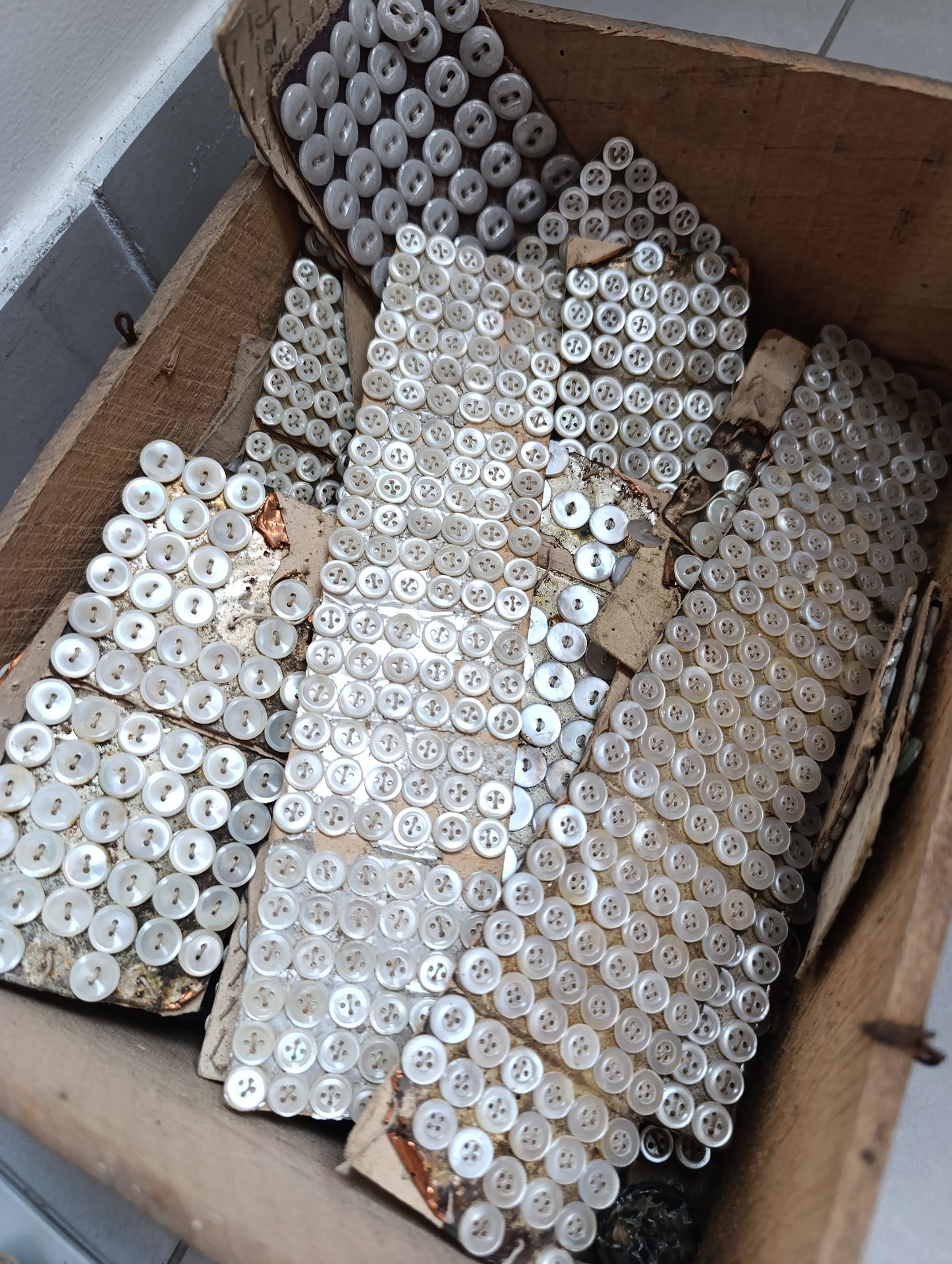 Lot de mini boutons anciens en nacre – 1,5 kg