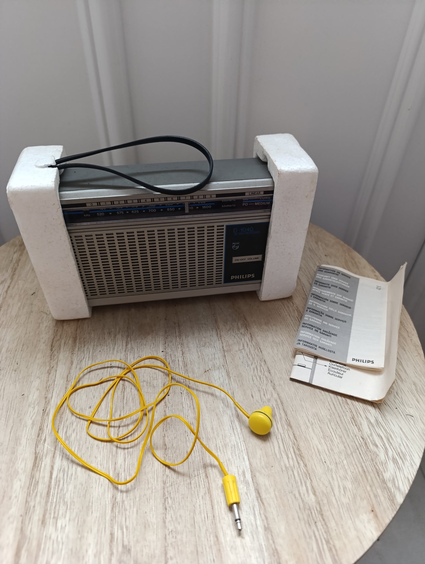 Radio vintage Philips D-1040 avec boîte et écouteur – 1980s