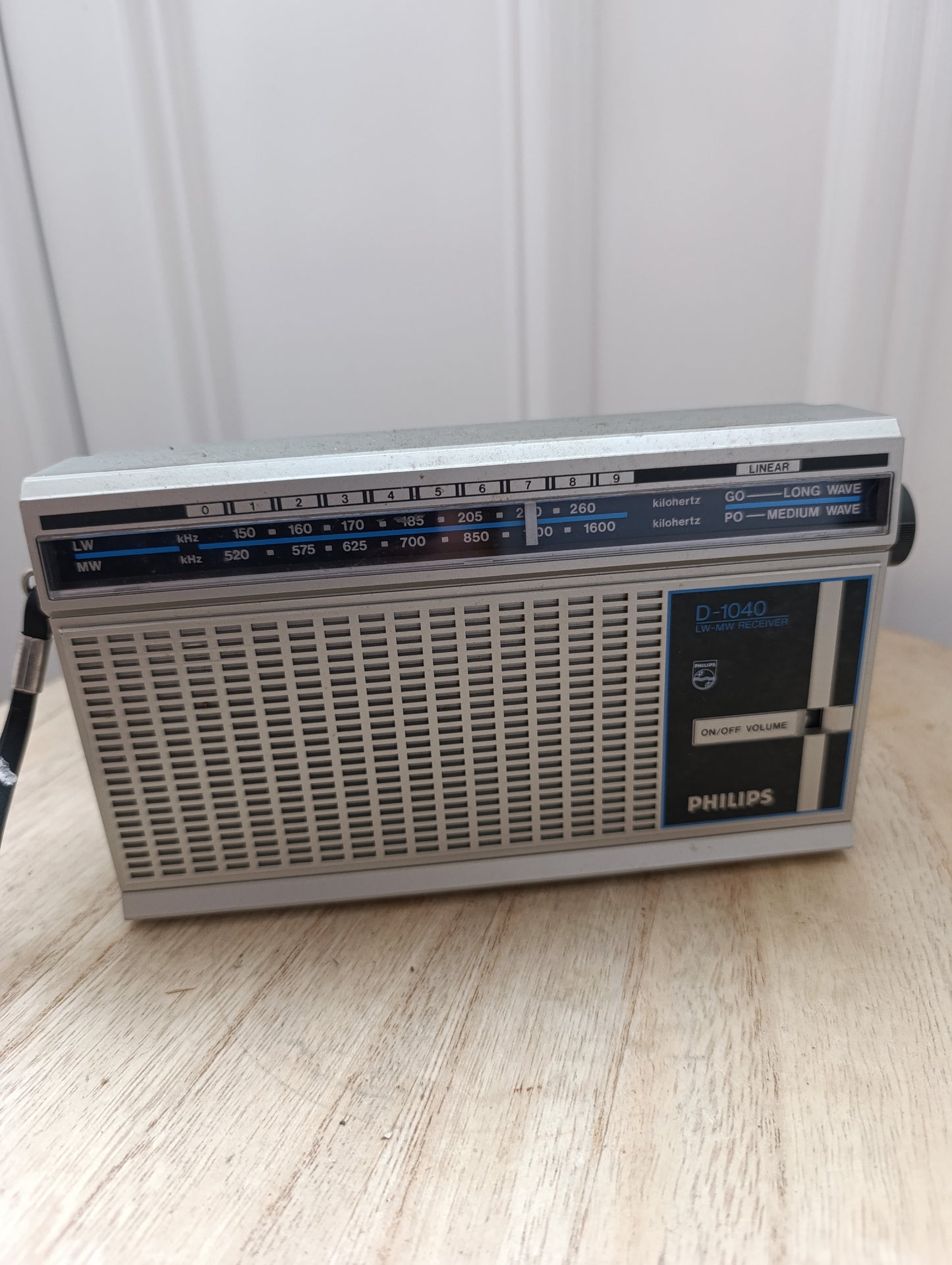 Radio vintage Philips D-1040 avec boîte et écouteur – 1980s