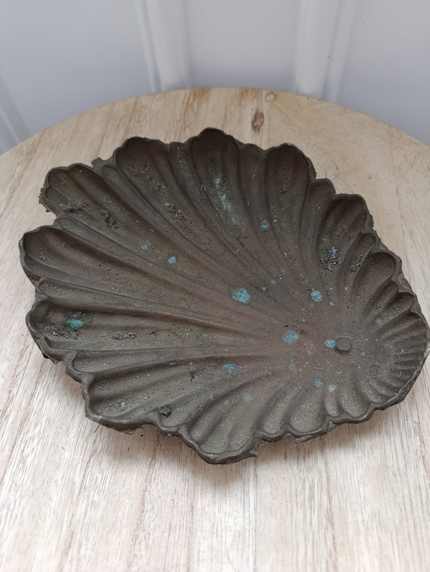 Plat décoratif ancien en fonte – forme coquille Saint-Jacques