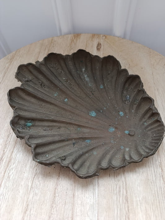 Plat décoratif ancien en fonte – forme coquille Saint-Jacques