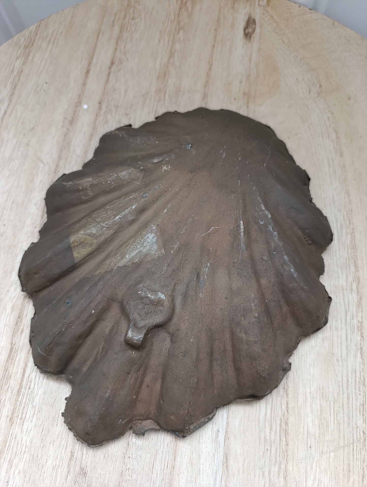 Plat décoratif ancien en fonte – forme coquille Saint-Jacques