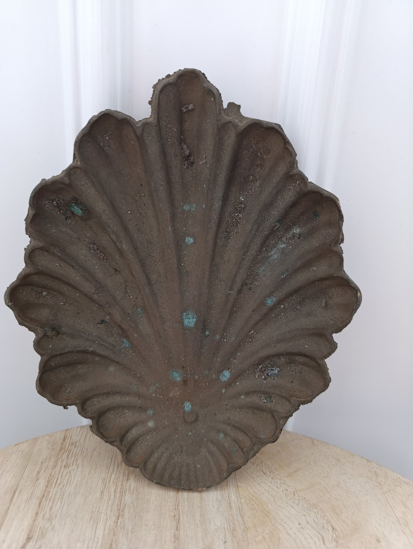 Plat décoratif ancien en fonte – forme coquille Saint-Jacques