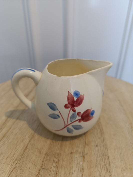 Pichet ancien Agnan en faïence décor fleurs rouges et bleues