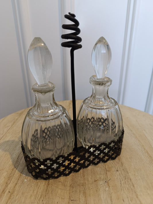Huilier ancien en verre taillé et métal noir