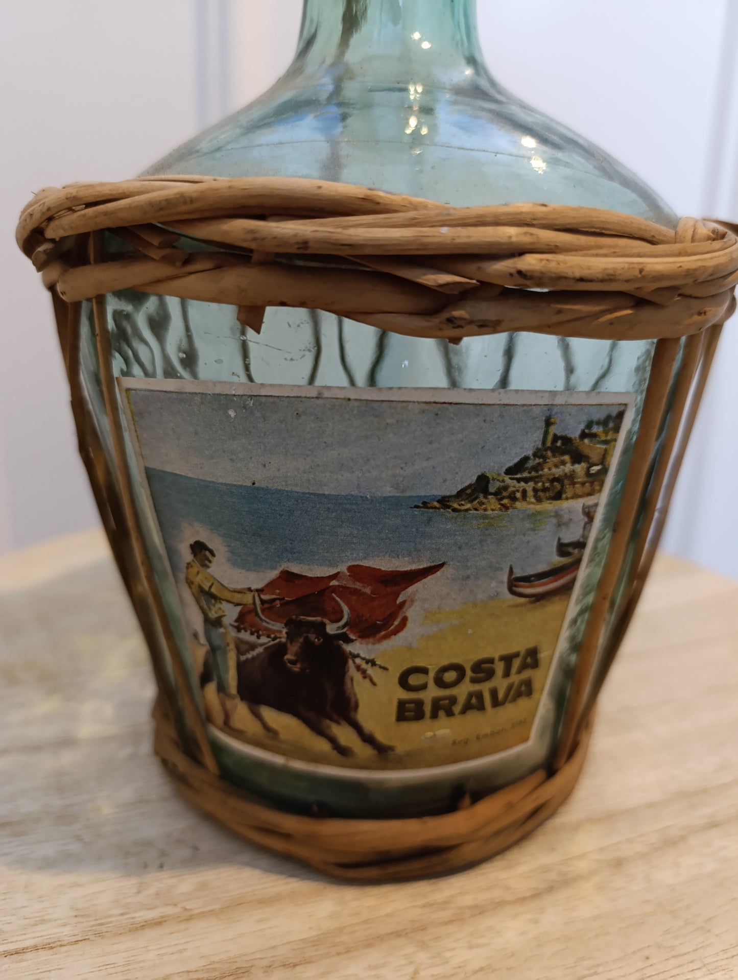 Bouteille en verre verte Costa Brava avec anse en osier tressé