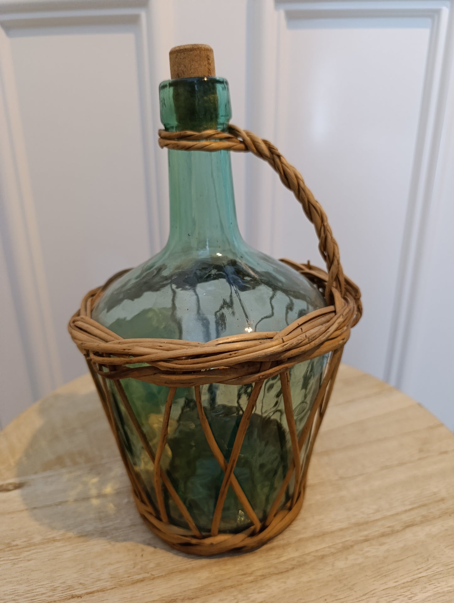 Bouteille en verre verte Costa Brava avec anse en osier tressé