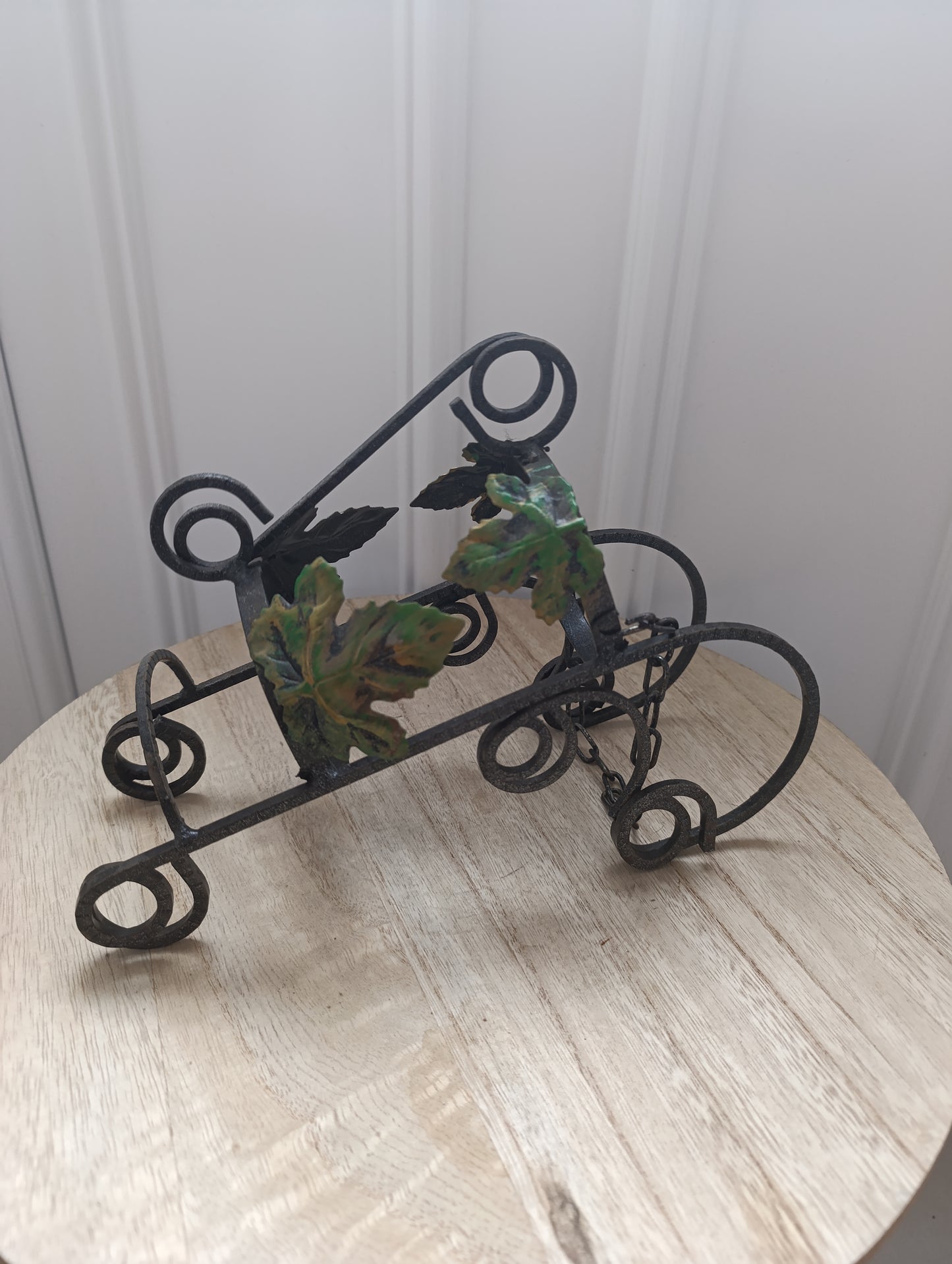 Porte-bouteille en métal forgé décor feuilles – 546 g