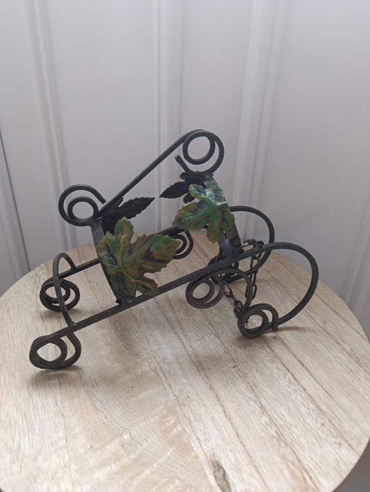 Porte-bouteille en métal forgé décor feuilles – 546 g
