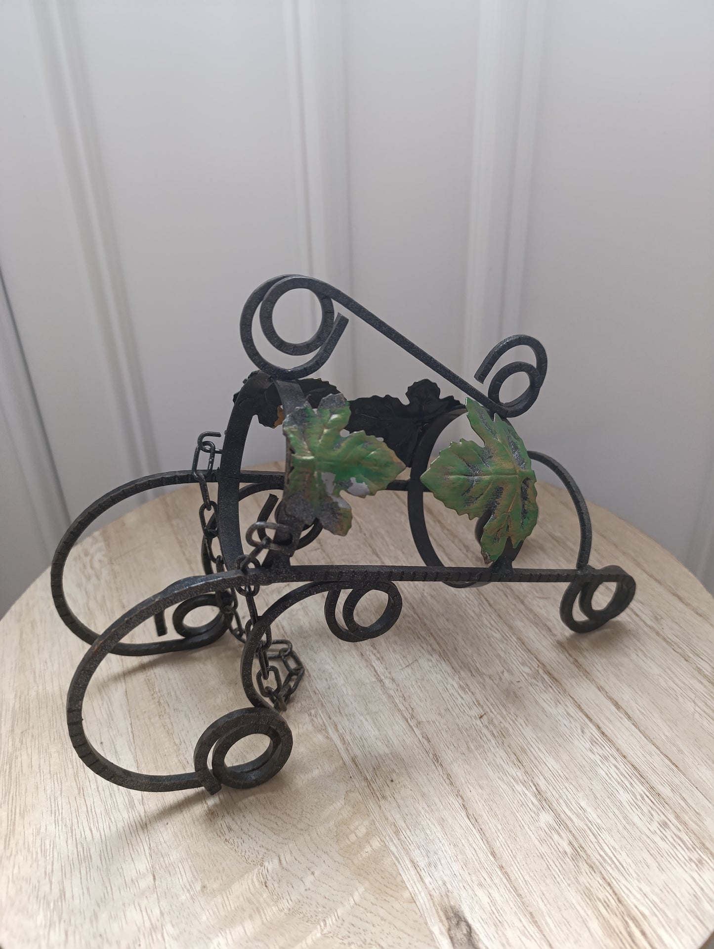 Porte-bouteille en métal forgé décor feuilles – 546 g