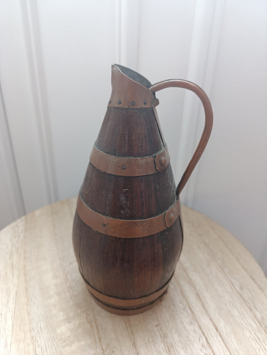 Ancien pichet en bois cerclé de cuivre – style rustique