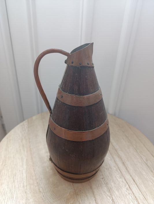 Ancien pichet en bois cerclé de cuivre – style rustique