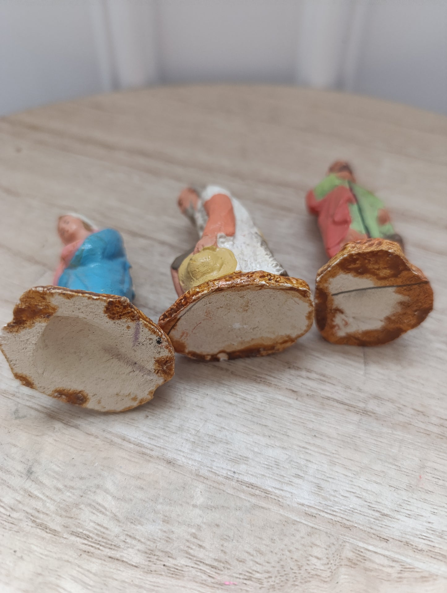 Lot de 3 santons anciens – plâtre peint à la main – 7 à 9 cm
