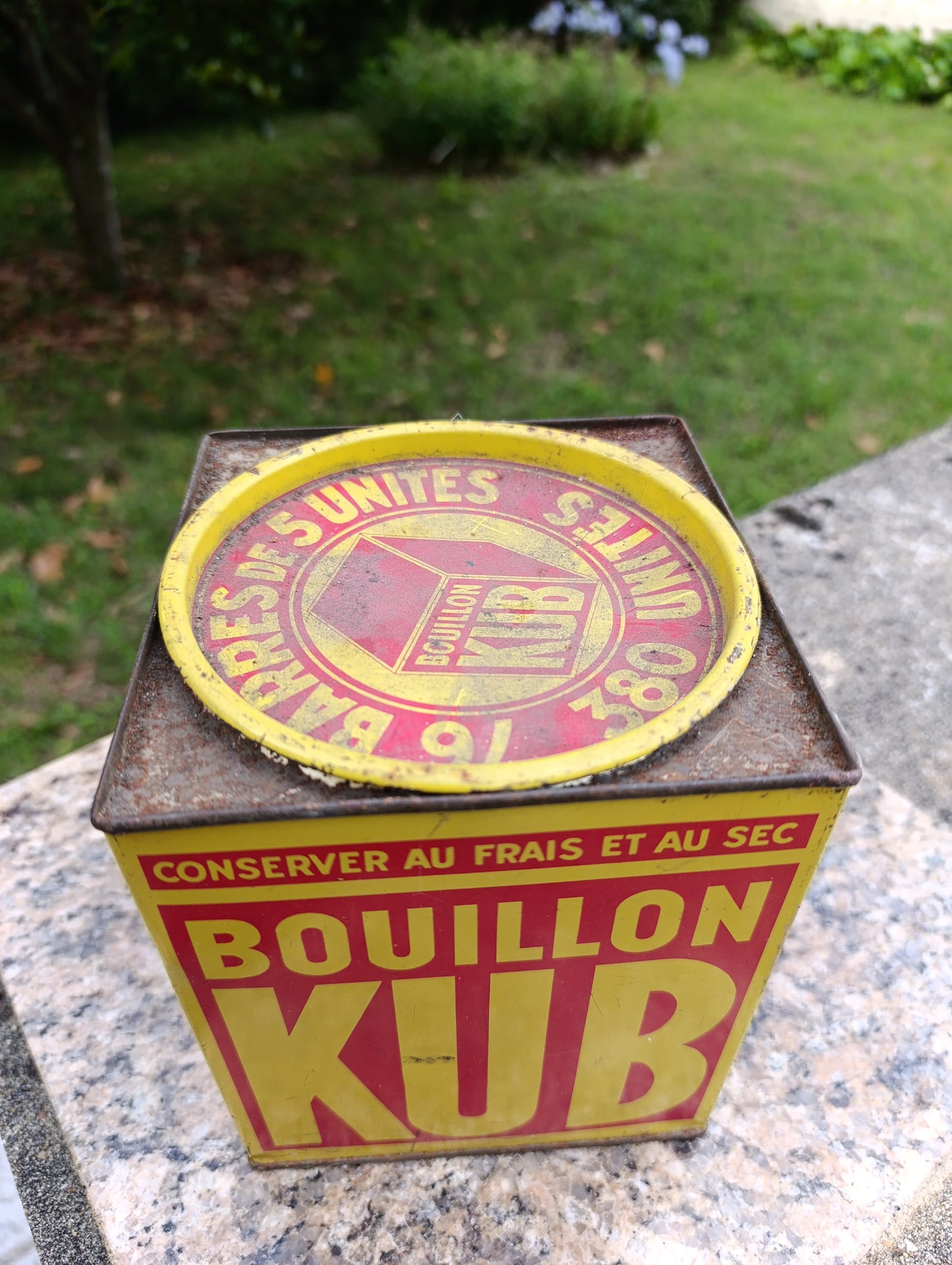 Boîte métal publicitaire ancienne Bouillon Kub – Grand modèle