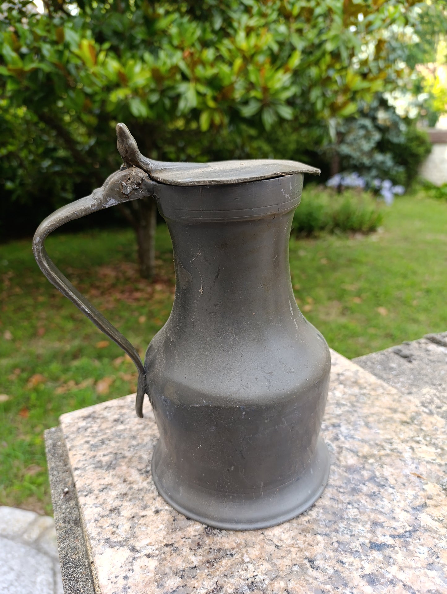 Grand pichet ancien en étain à couvercle – 2 kg