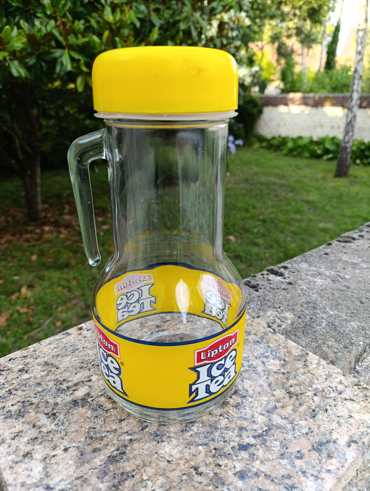 Carafe publicitaire Lipton Ice Tea avec bouchon jaune