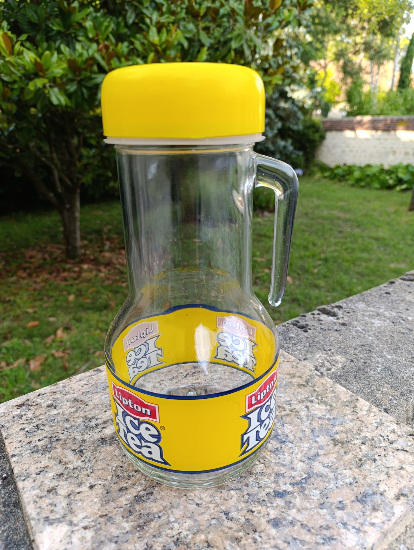 Carafe publicitaire Lipton Ice Tea avec bouchon jaune