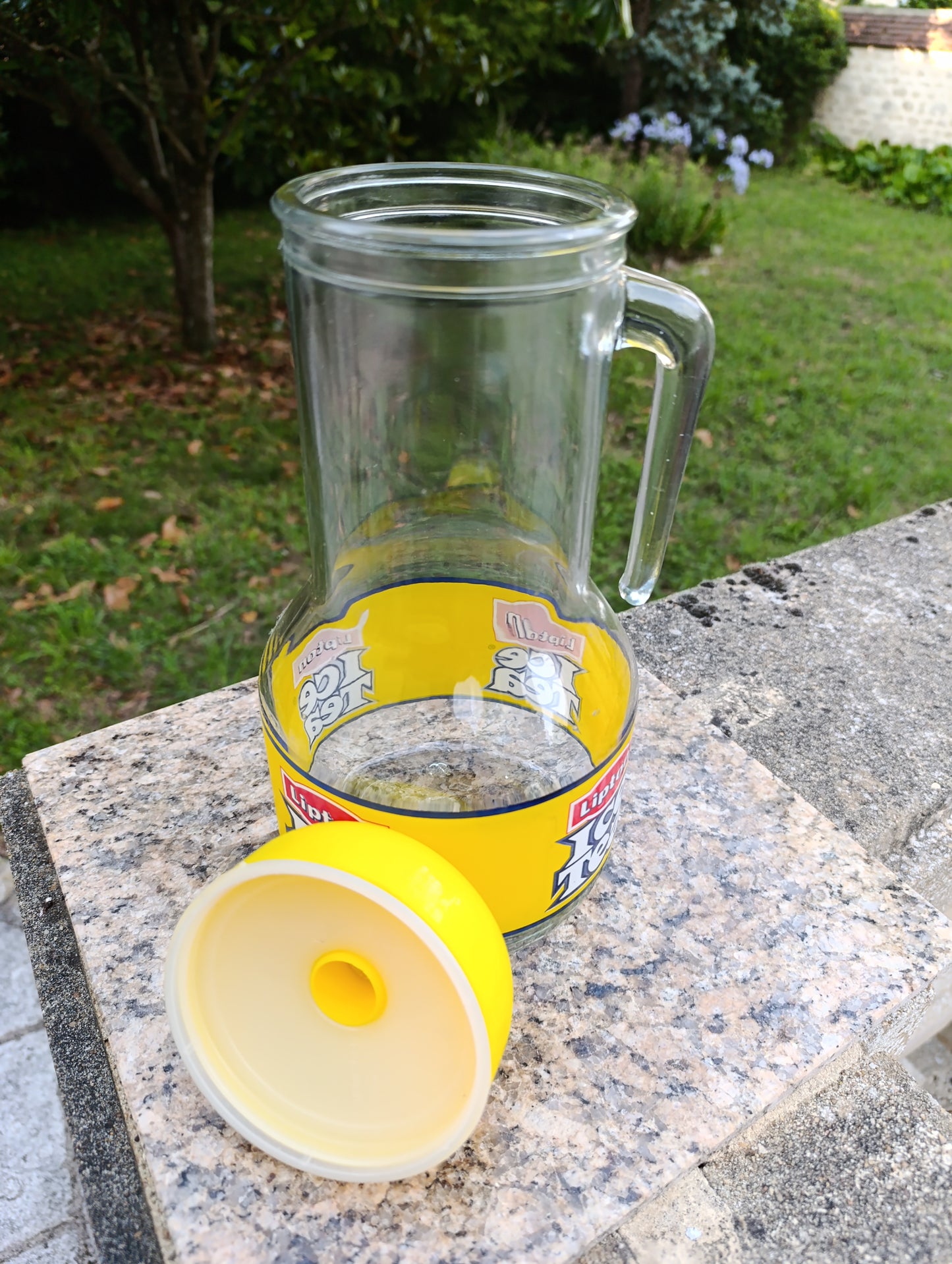 Carafe publicitaire Lipton Ice Tea avec bouchon jaune