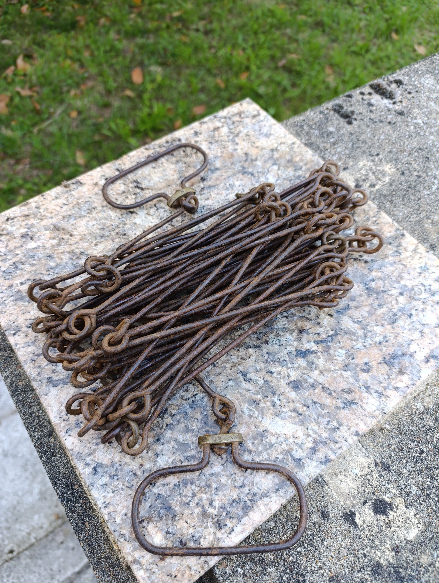 Chaîne d’arpenteur ancienne en fer forgé avec poignées