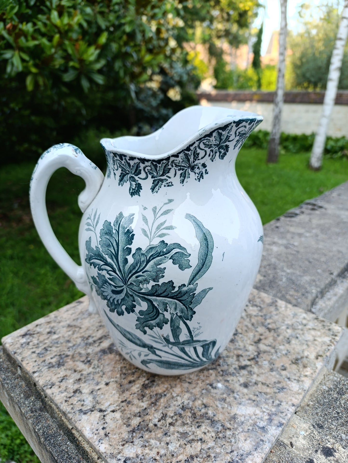 Ancien grand pichet fleuri en faïence verte – 27 cm