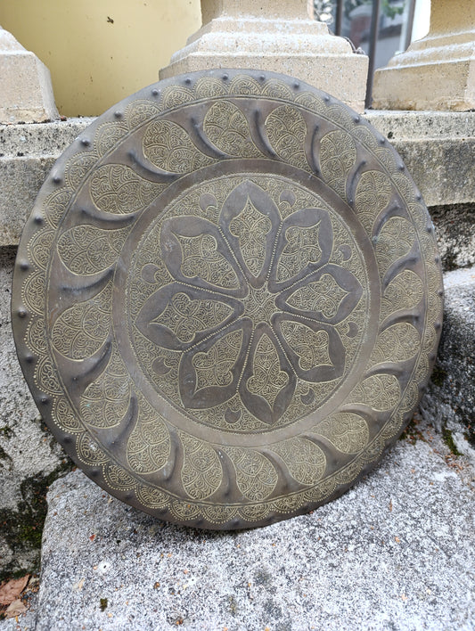 Grande assiette murale décorative en métal ciselé – Ø 36 cm