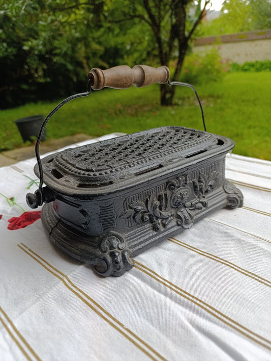 Chaufferette ancienne en fonte à braises – poignée bois, 24×14×H8 cm