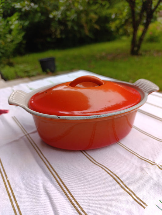 Petite cocotte ovale en fonte émaillée orange – taille 18 (22×14 cm) avec couvercle