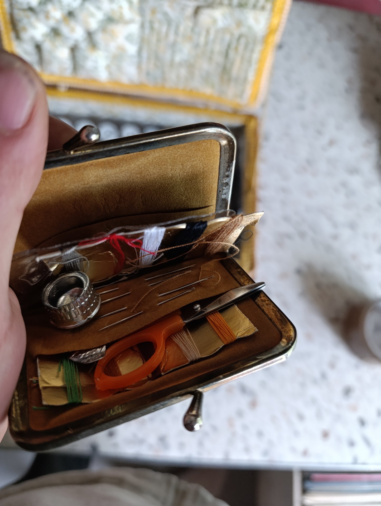 Boîte de couture vintage complète, en osier tressé avec intérieur tissu fleuri jaune et blanc.
