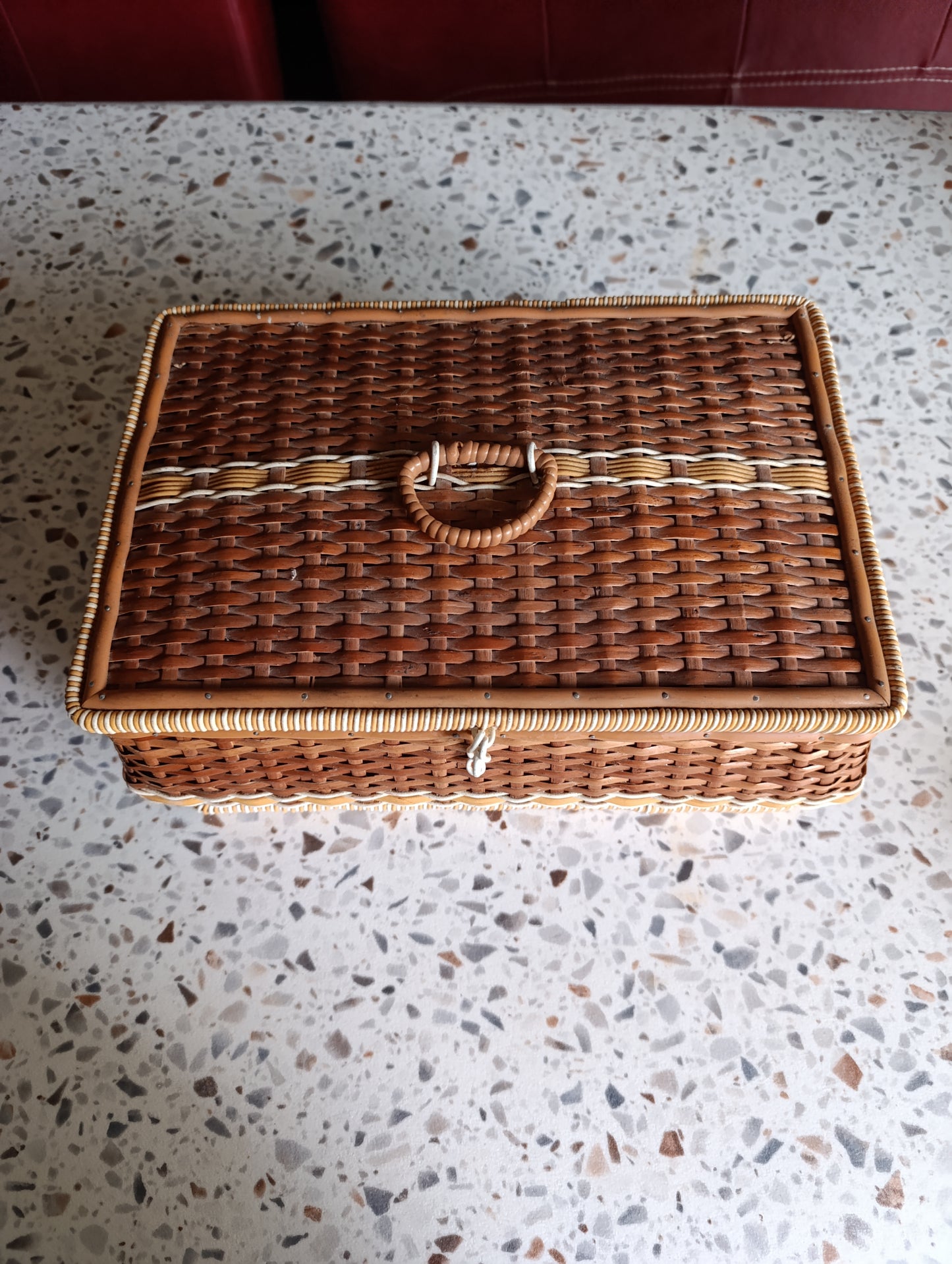 Boîte de couture vintage complète, en osier tressé avec intérieur tissu fleuri jaune et blanc.